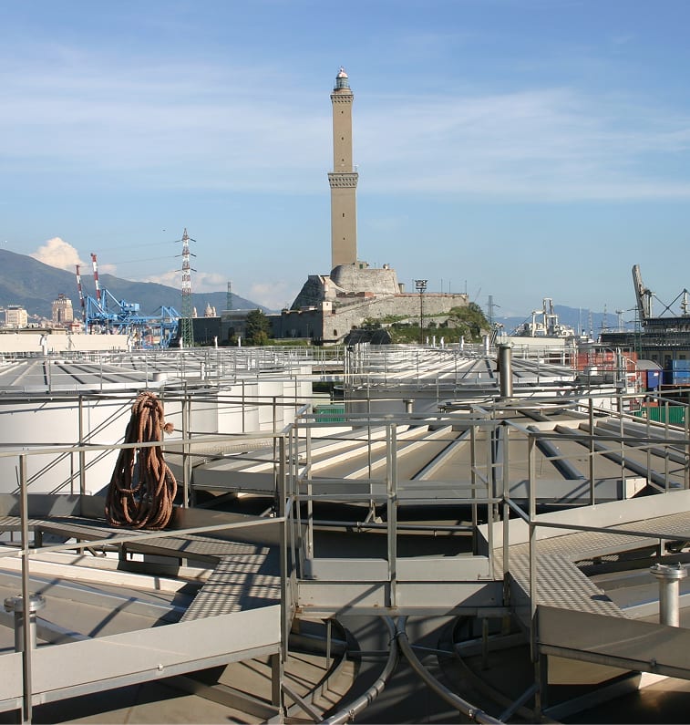 Deposito Silomar Deposito Silomar con vista sulla lanterna di Genova